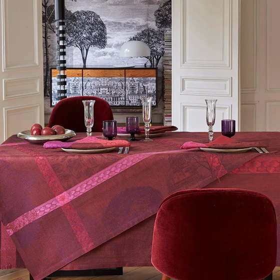 Le Jacquard Francais Symphonie Baroque Maroon / Opera Tischläufer 