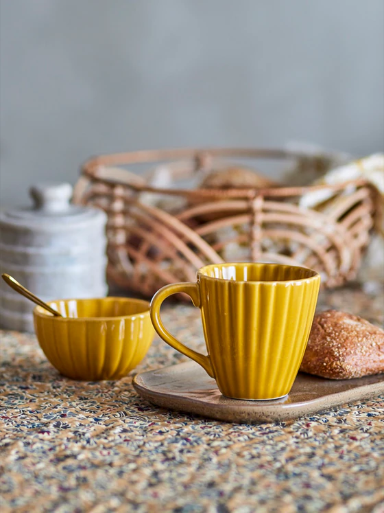 Bloomingville Latina Becher – Zeitloser Steinzeug-Becher in Gelb