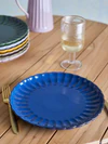 Bloomingville Latina Teller – Großer Steinzeug-Teller in Dunkelblau mit gewelltem Rand (27 cm)