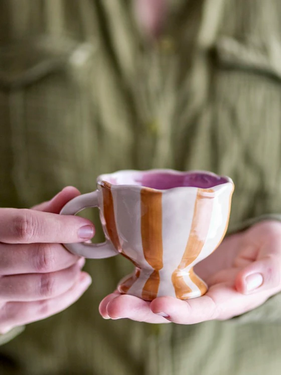 Steingut-Tasse Bloomingville Willa Braun – Handbemalte Unikate