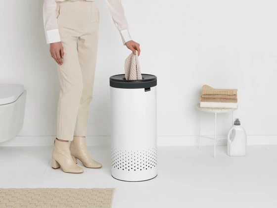Wäschebox Kunststoffdeckel 35L Dunkelgrau brabantia – Belüftungslöcher
