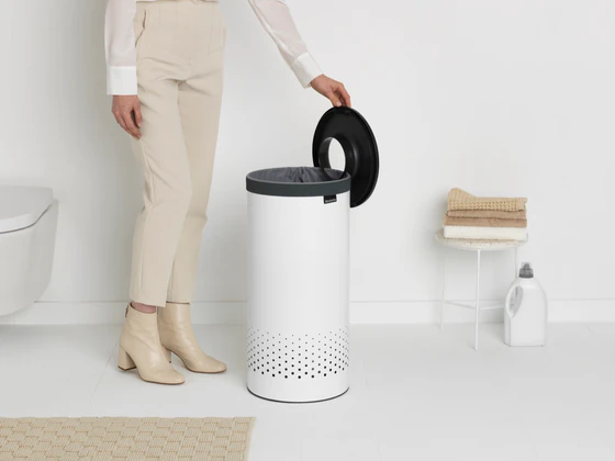 Wäschebox Kunststoffdeckel 35L Dunkelgrau brabantia – Belüftungslöcher