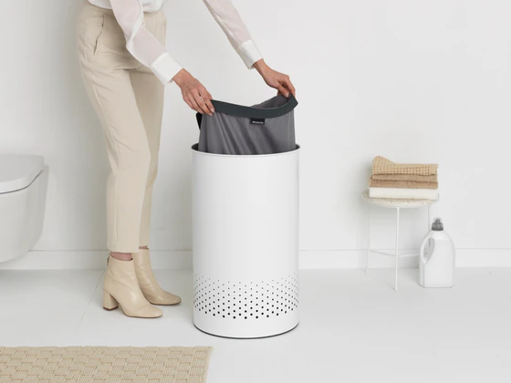 Wäschebox Kunststoffdeckel 60L Dark Grey brabantia – Cleverer Einwurf