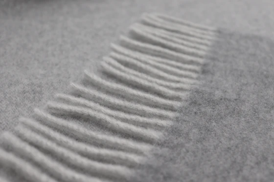 Wohndecke Biederlack Plaid Silver Stone – Luxuriöser Wolle-Kaschmir-Mix