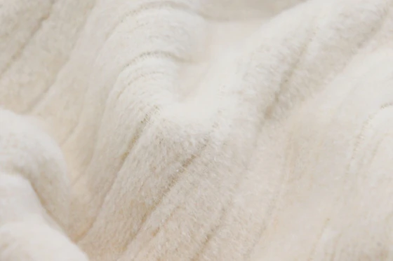 Wohndecke Biederlack Feel Pearl – Edle Samtband-Einfassung