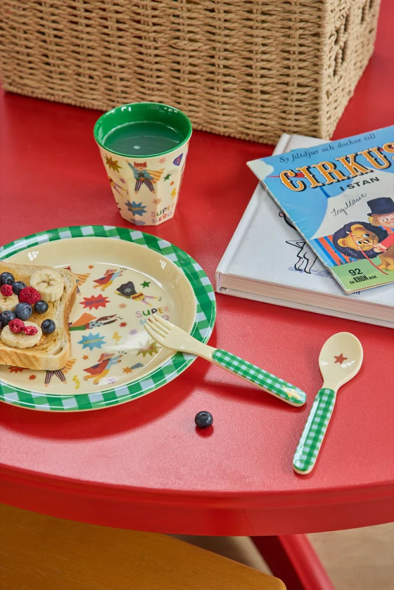 Kinderteller Melamin Grün Hero Print Rice by Rice – Bruchfest BPA-frei
