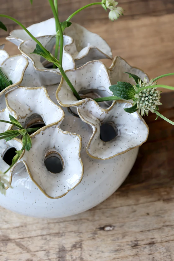 Blumenvase Chic Antique 12-Loch Creme – Vintage Steingut Design