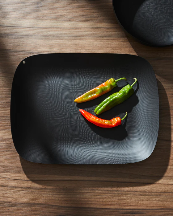 Alessi Moiré MW70 BT Tablett – rechteckig schwarz mit Reliefdekor