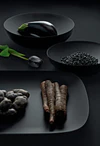Alessi Moiré MW70 BT Tablett – rechteckig schwarz mit Reliefdekor